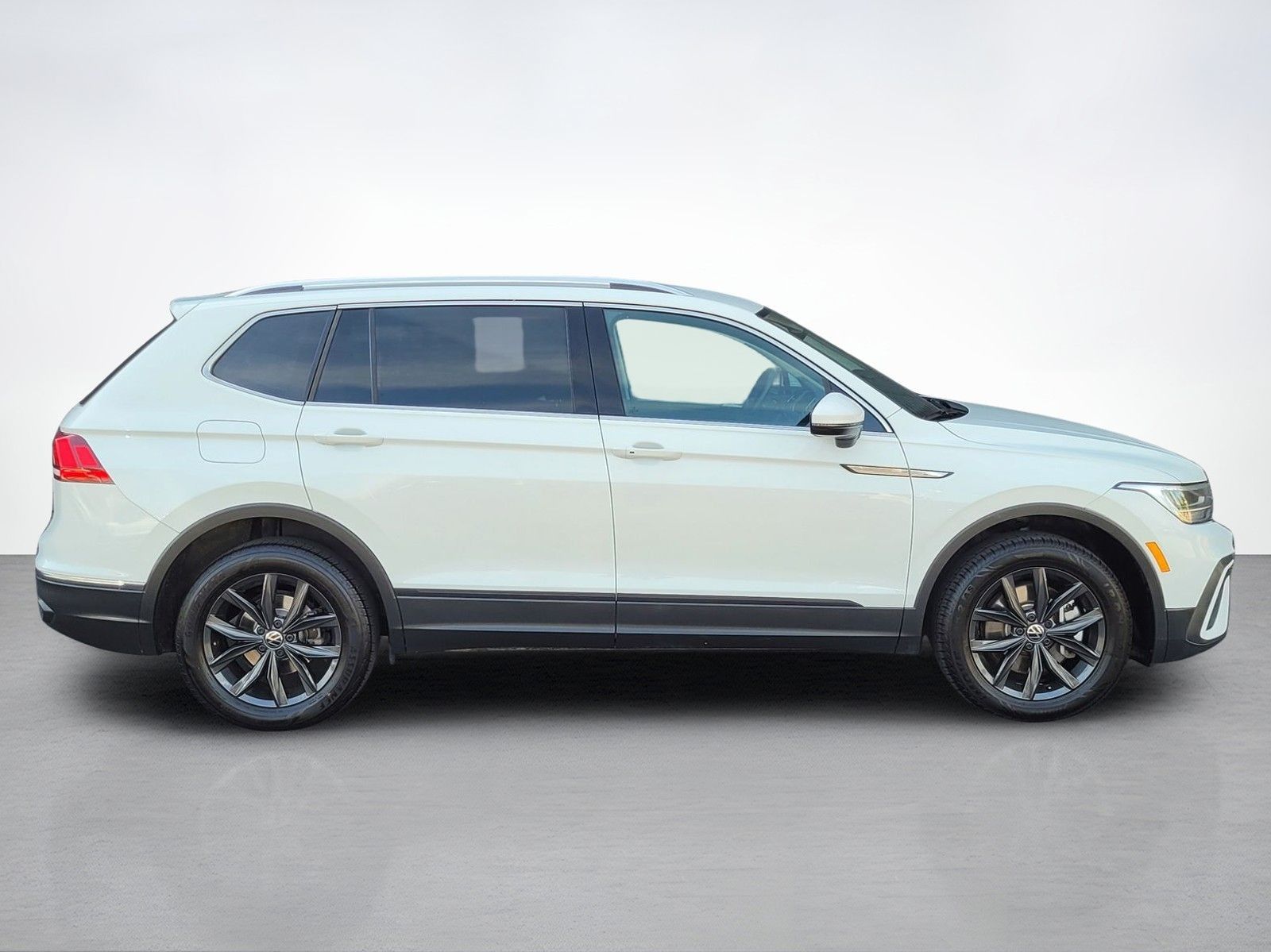 2024 Volkswagen Tiguan 2.0T SE — full photo 7 of 45