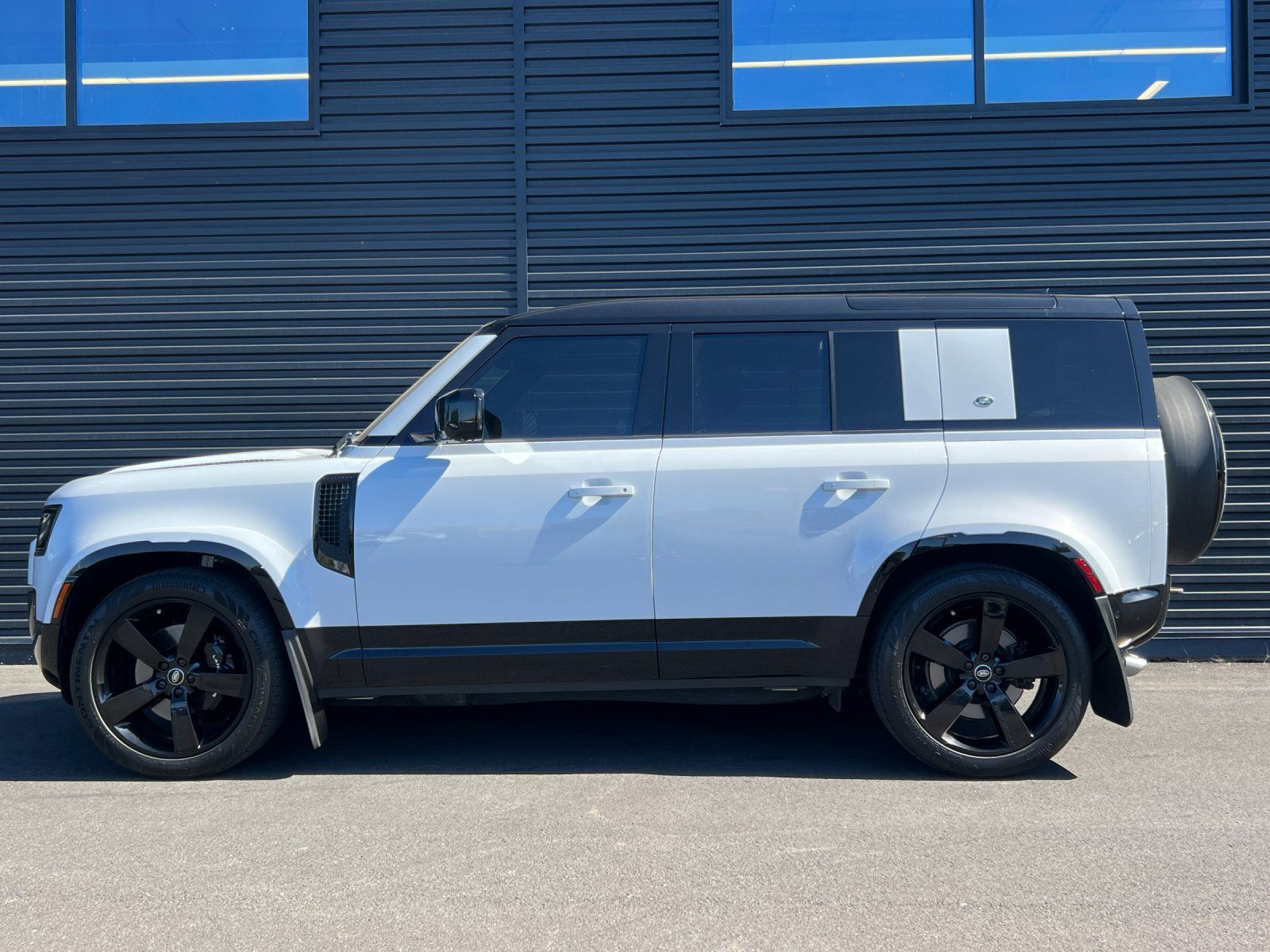 2023 Land Rover Defender 110 — foto completa 3 de 28