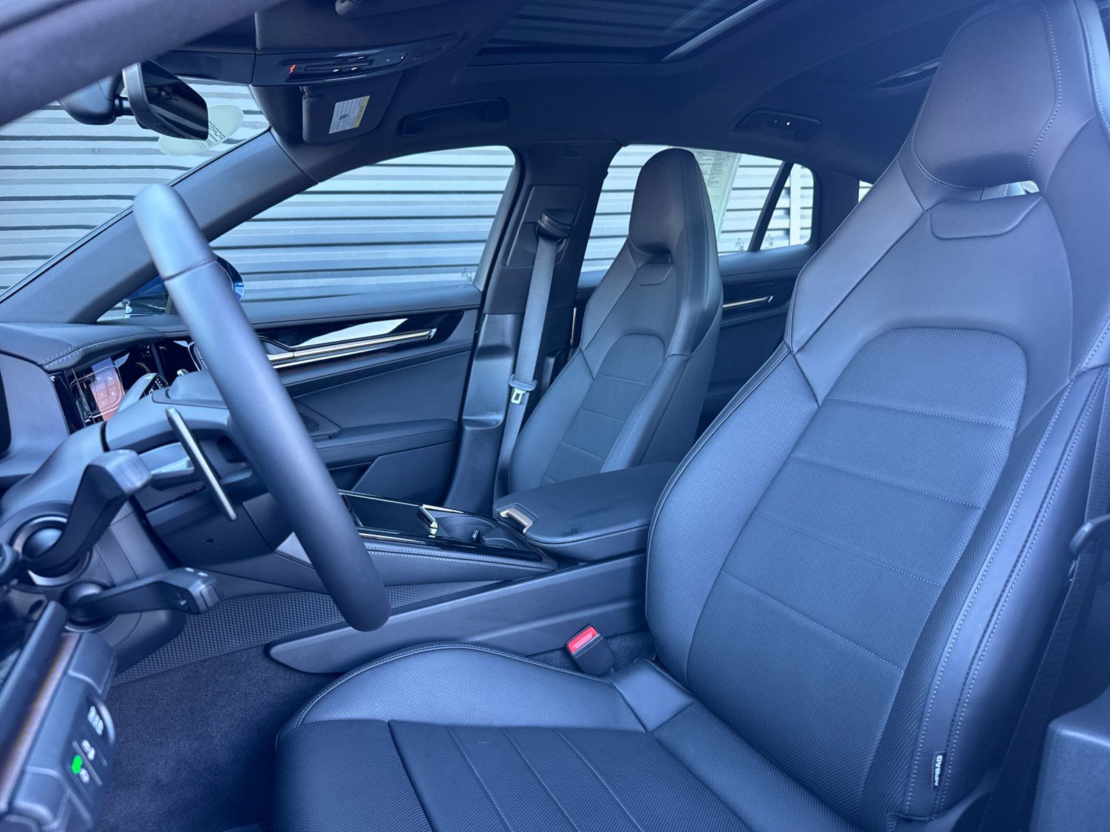 2025 Porsche Panamera 4 — full photo 6 of 29