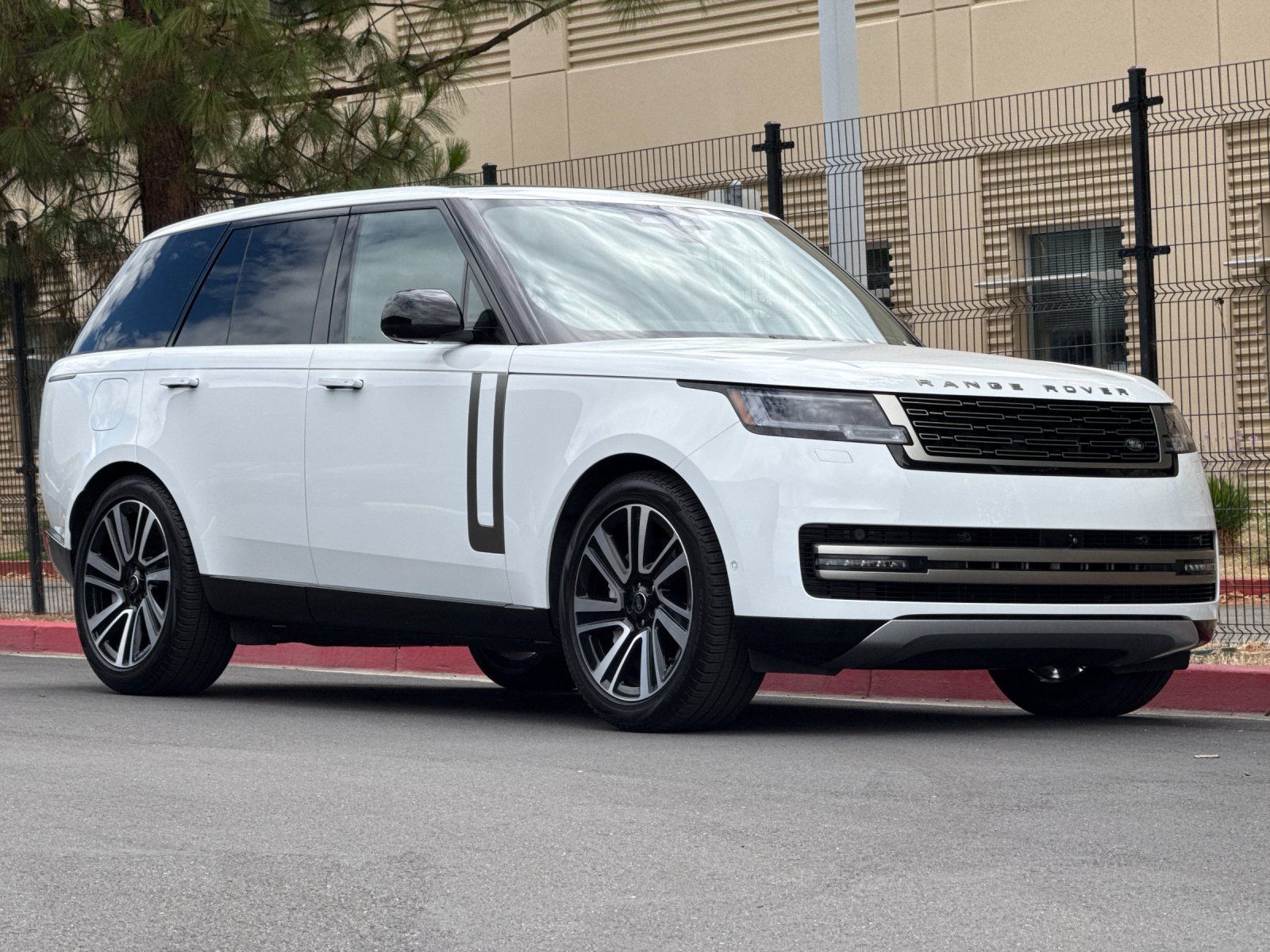 2023 Land Rover Range Rover SE — full photo 8 of 30
