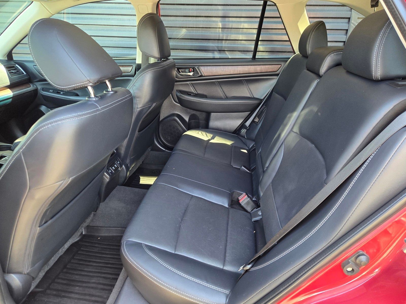 2019 Subaru Outback 2.5i — full photo 10 of 45