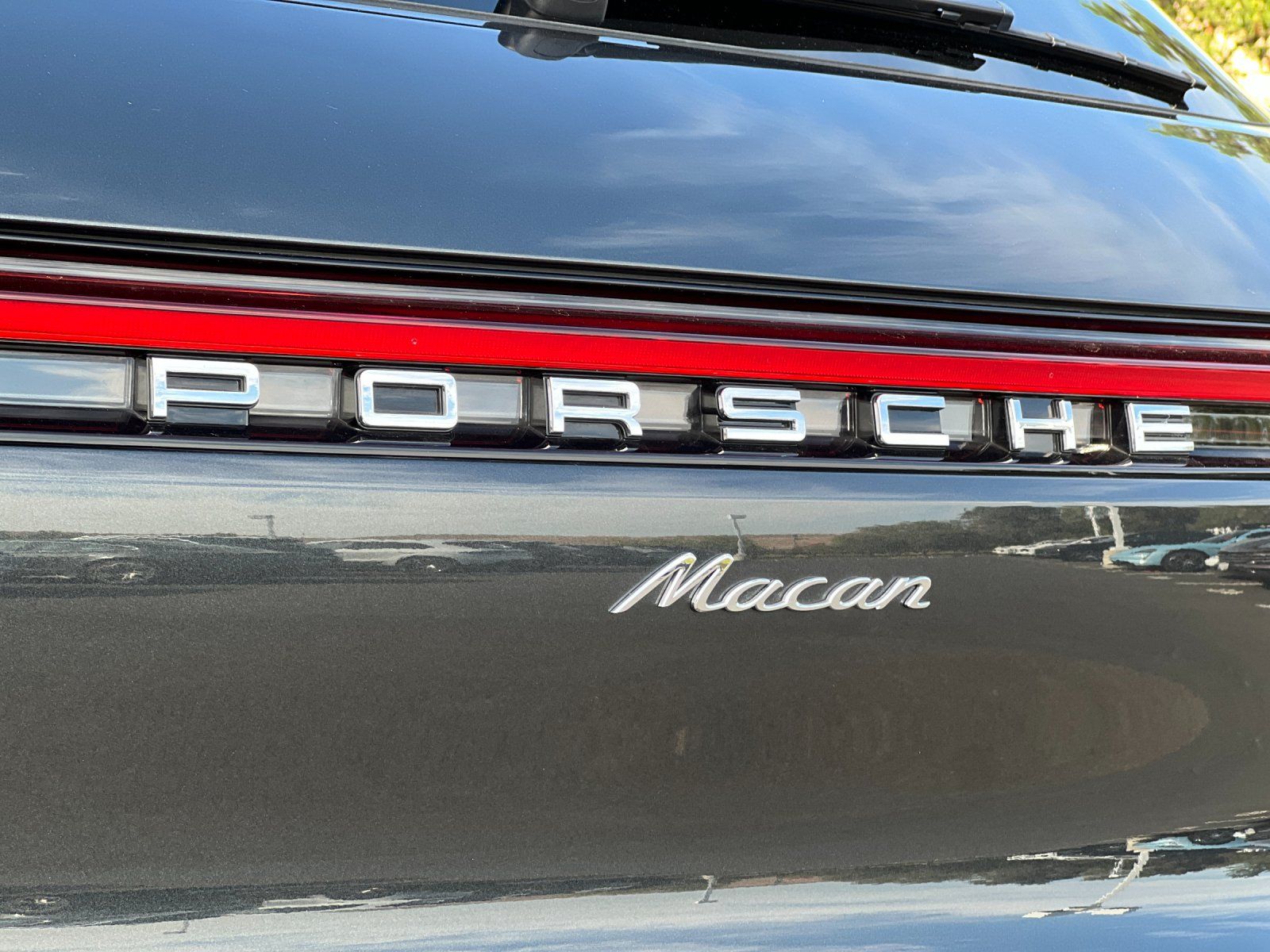 2025 Porsche Macan Base — full photo 27 of 28