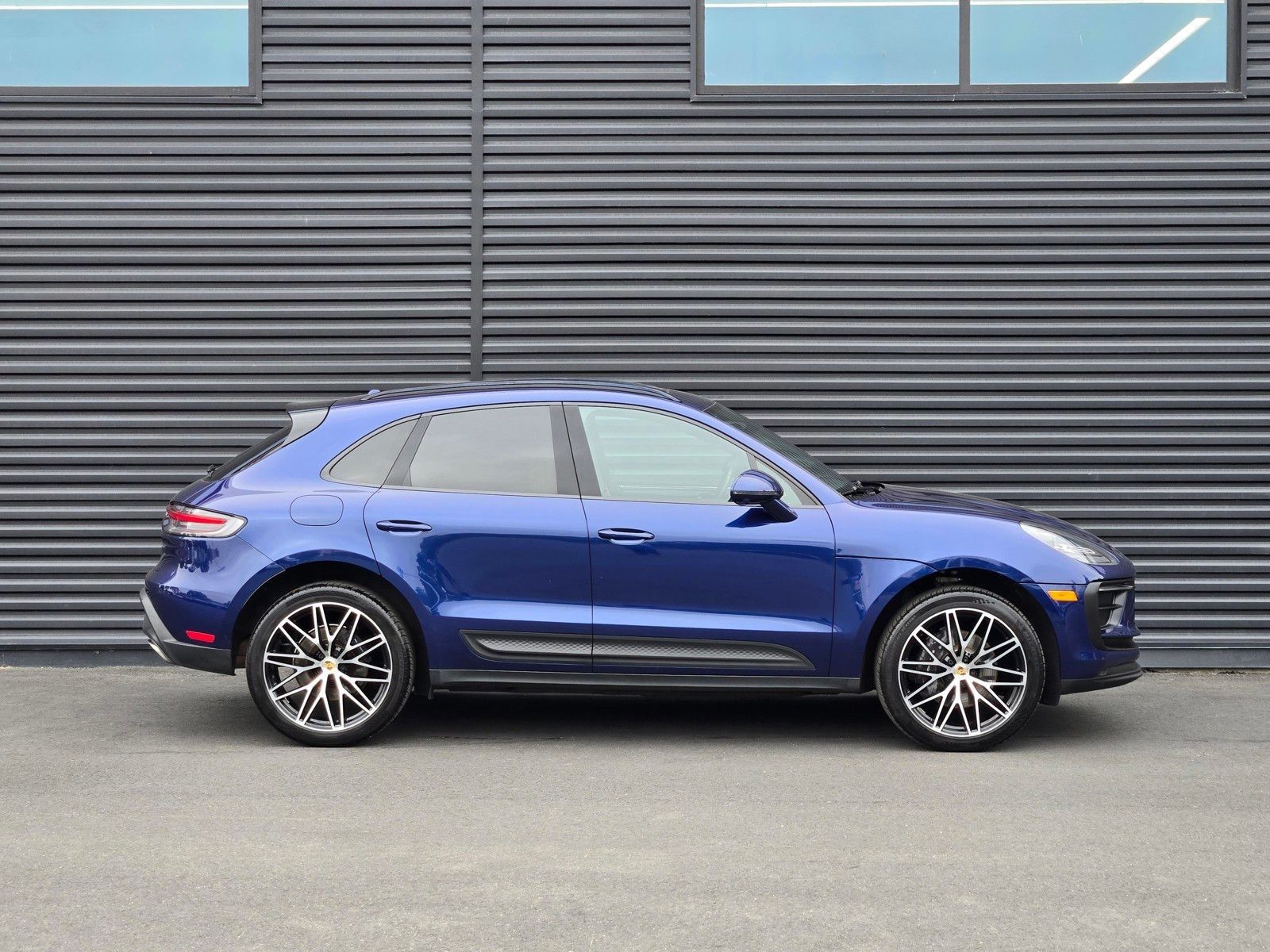 2024 Porsche Macan Base — full photo 8 of 27