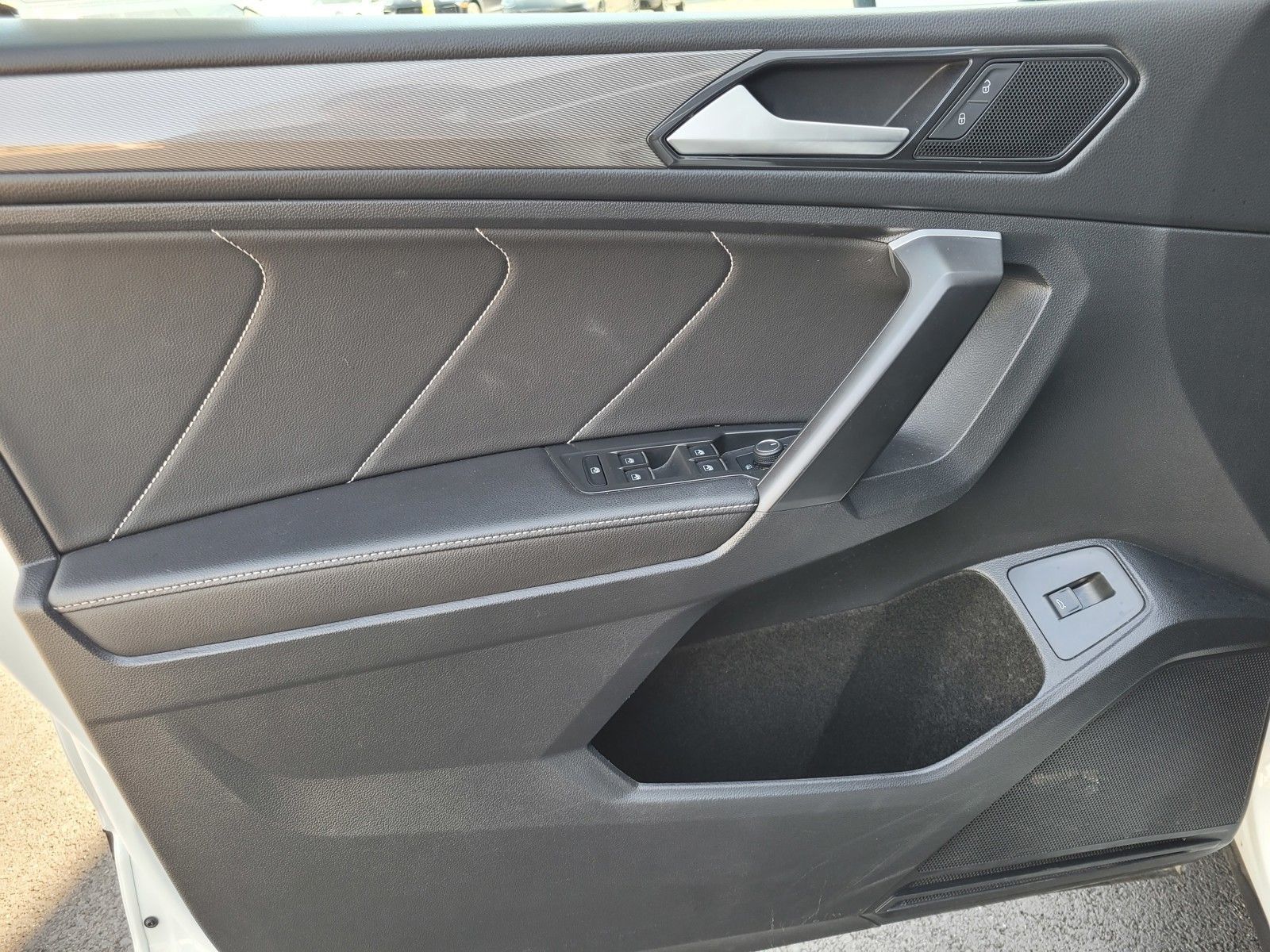 2024 Volkswagen Tiguan 2.0T SE — full photo 17 of 45
