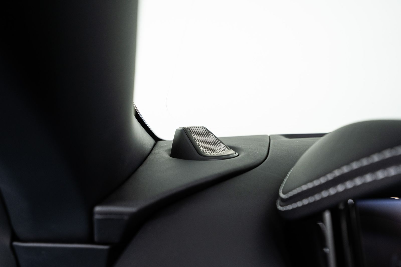 2024 Aston Martin DB12 Volante — full photo 33 of 55