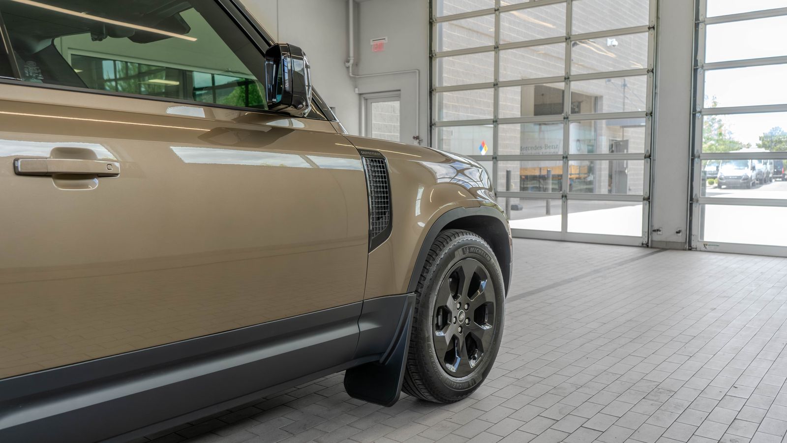 2025 Land Rover Defender 90 S — foto completa 29 de 33