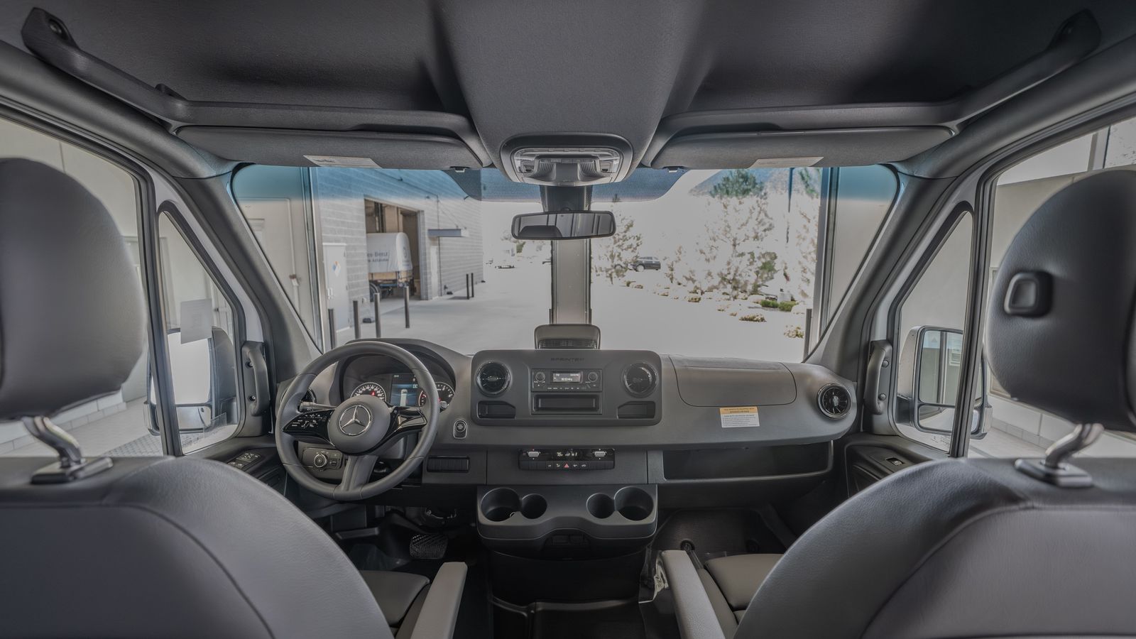 2025 Mercedes-Benz Sprinter 2500 Cargo 144 WB — foto completa 27 de 35