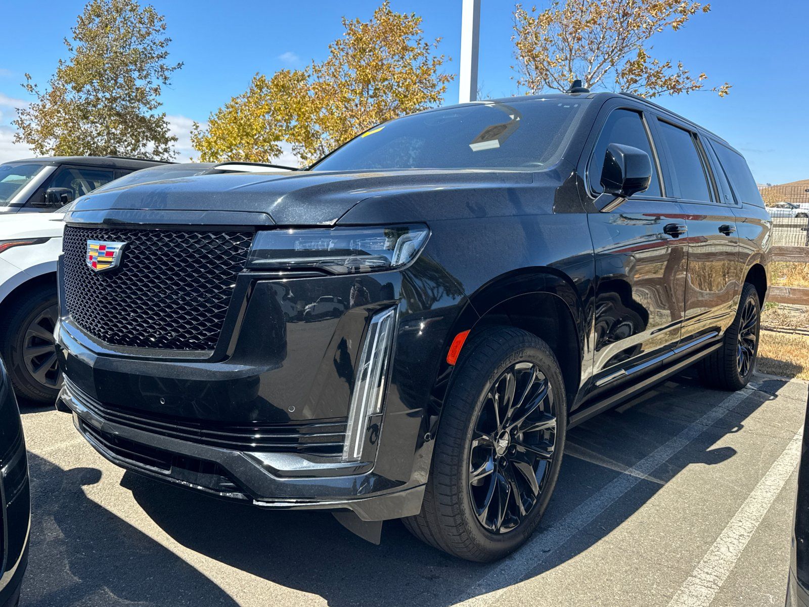 2023 Cadillac Escalade ESV Sport — foto completa 2 de 3