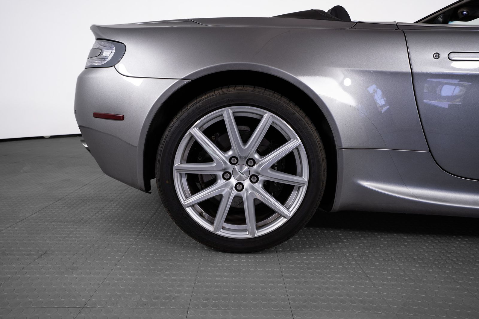 2012 Aston Martin V8 Vantage — foto completa 28 de 49