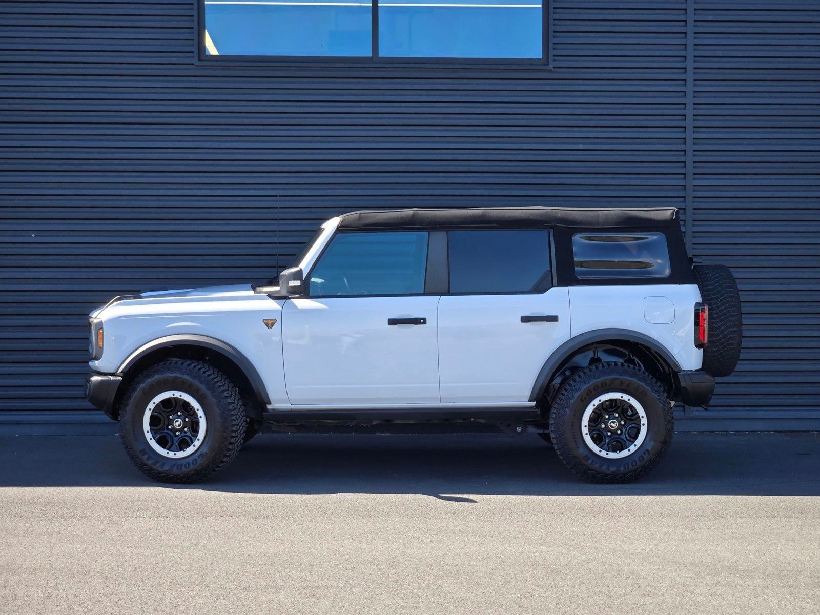 2023 Ford Bronco Badlands — full photo 3 of 45