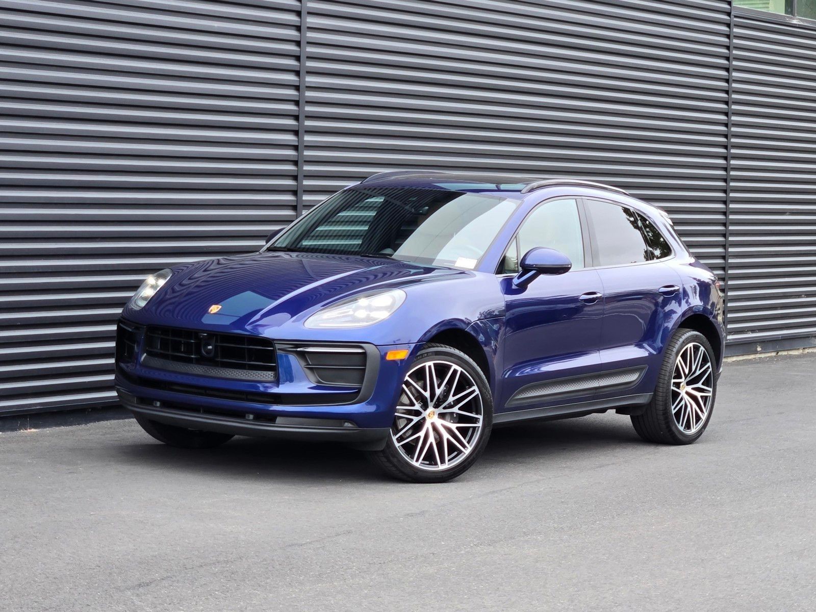 2024 Porsche Macan Base — full photo 1 of 27