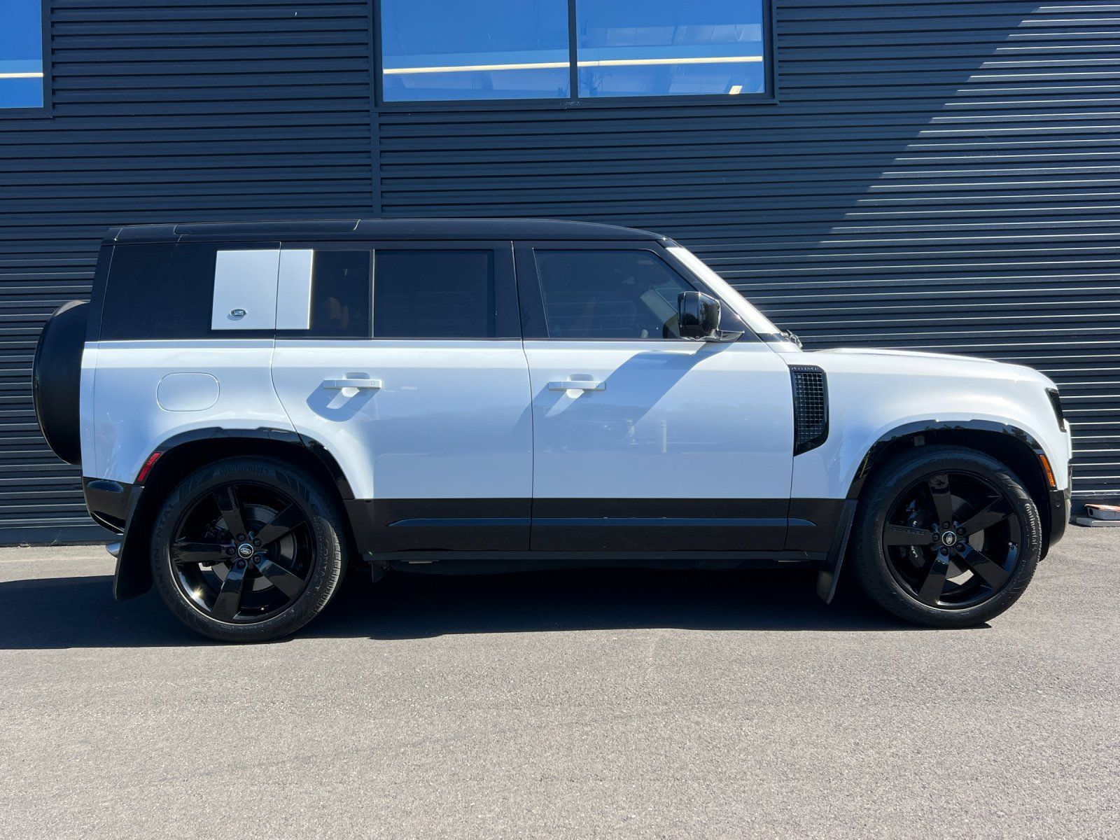 2023 Land Rover Defender 110 — foto completa 7 de 28