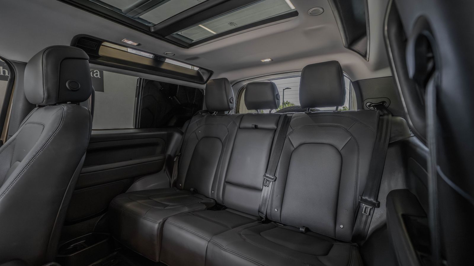 2025 Land Rover Defender 90 S — foto completa 27 de 33