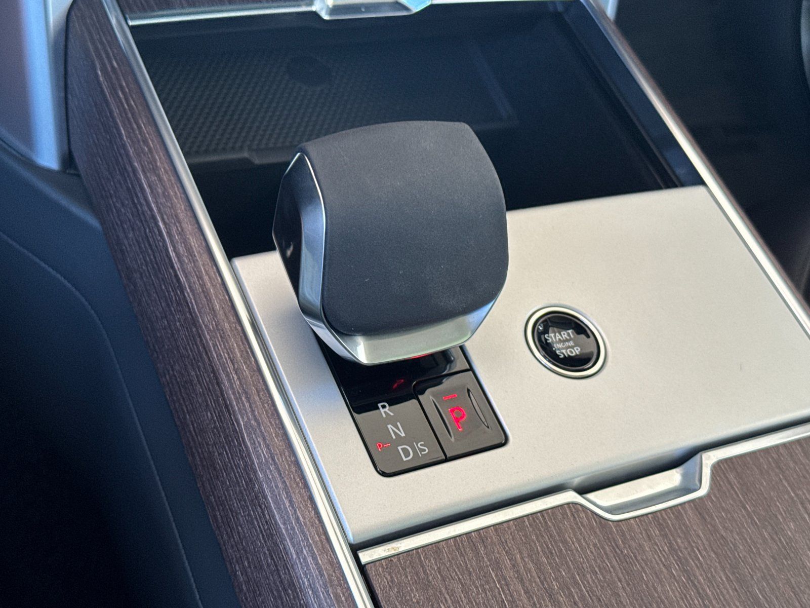 2025 Land Rover Range Rover SE — full photo 22 of 30