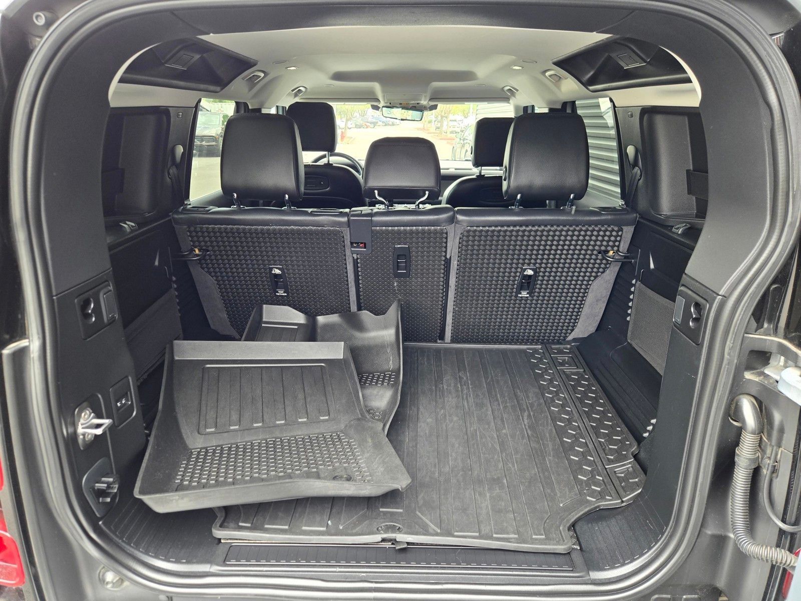 2020 Land Rover Defender 110 SE — full photo 27 of 45