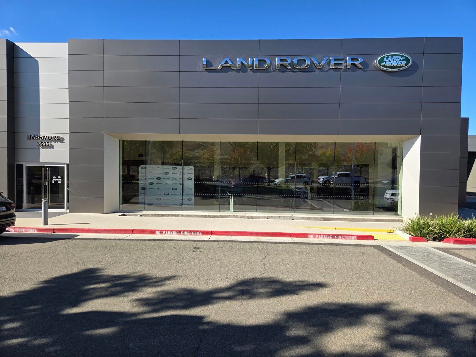 2020 Land Rover Defender 110 SE — full photo 30 of 45