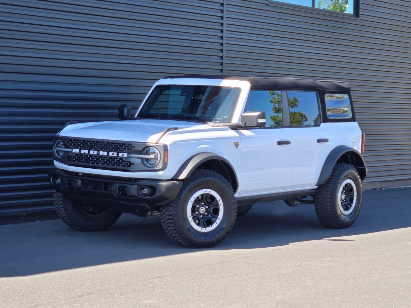 2023 Ford Bronco Badlands — full photo 1 of 45