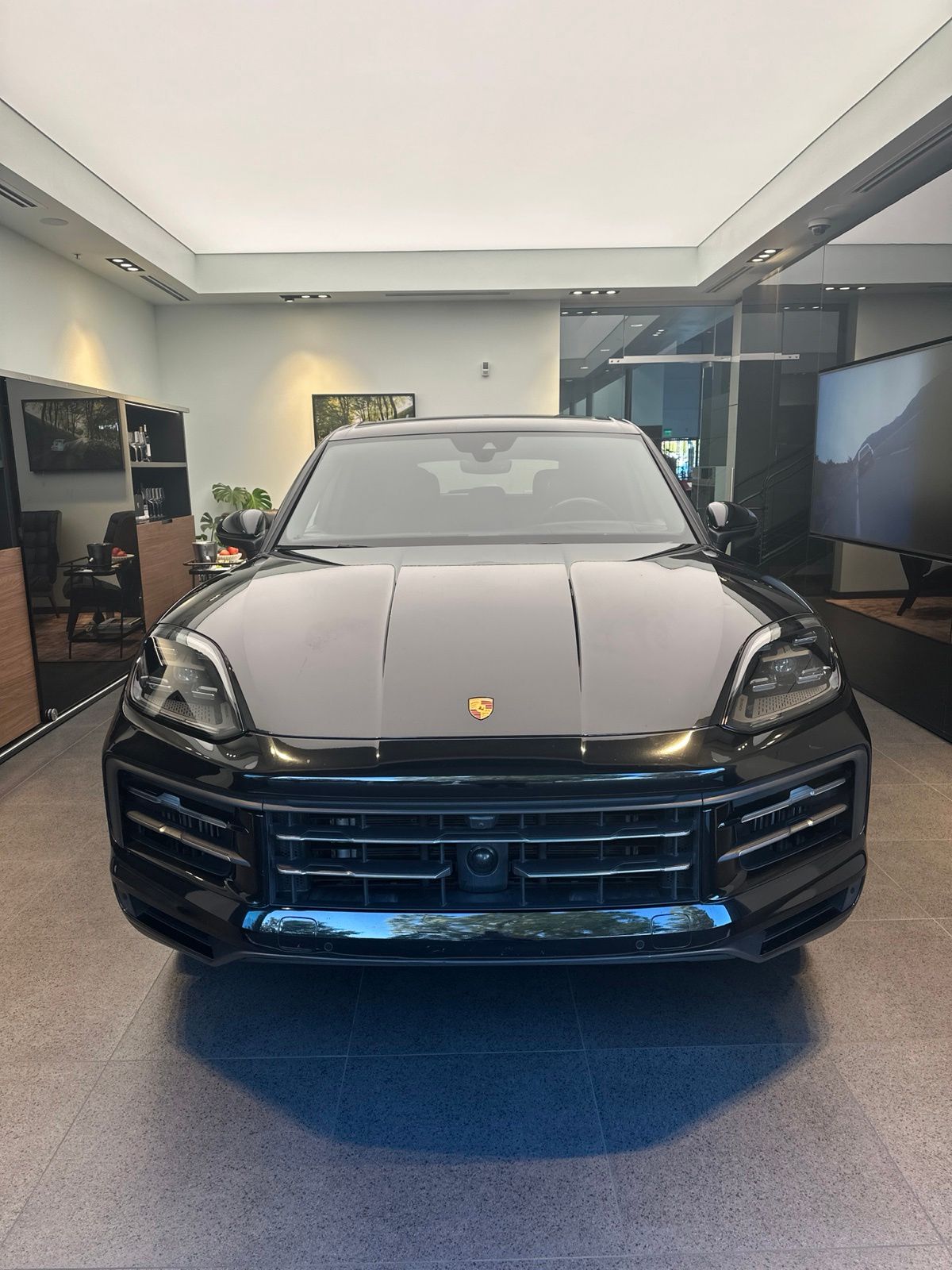 2024 Porsche Cayenne Base — full photo 1 of 8
