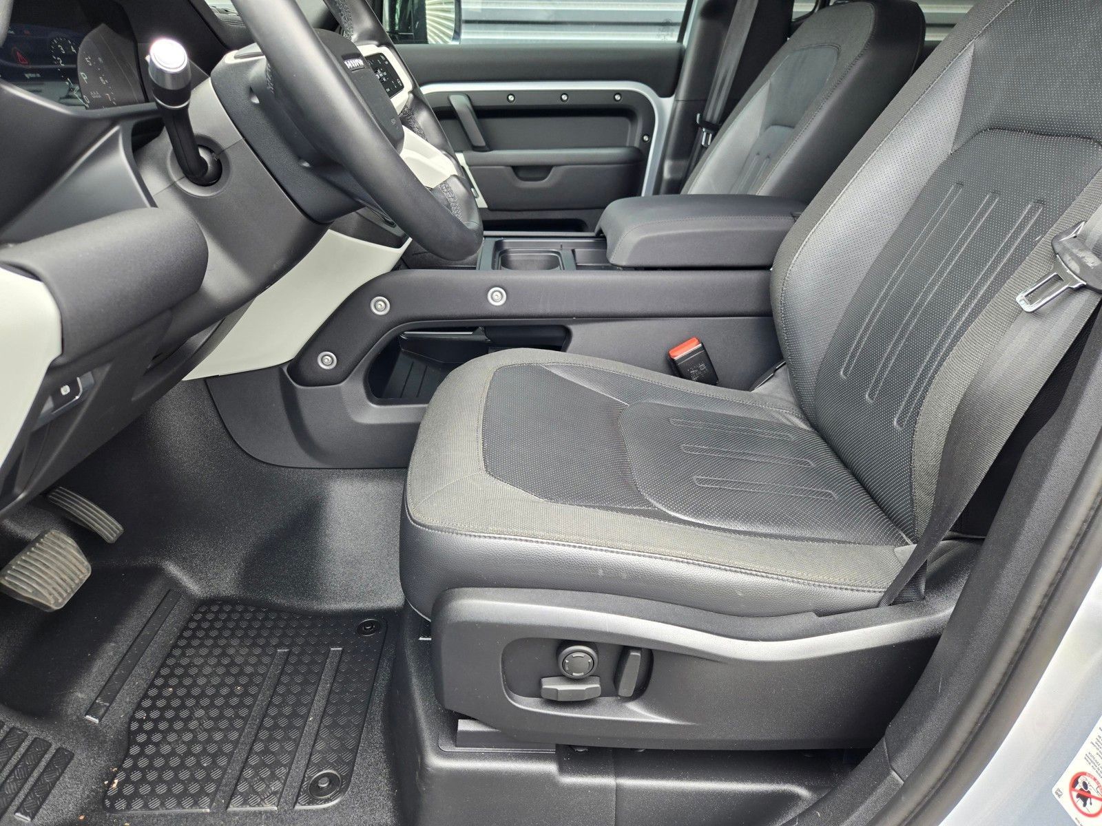 2020 Land Rover Defender 110 SE — full photo 25 of 45