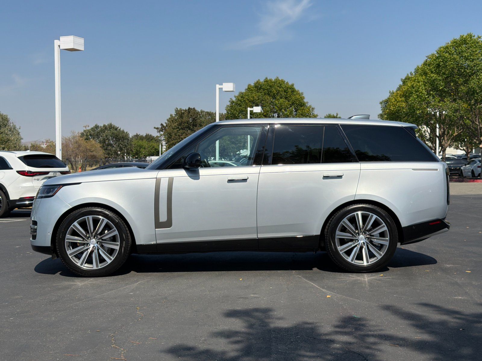 2023 Land Rover Range Rover SE — full photo 2 of 28