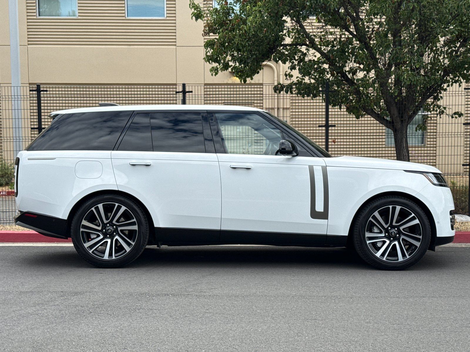 2023 Land Rover Range Rover SE — full photo 6 of 29