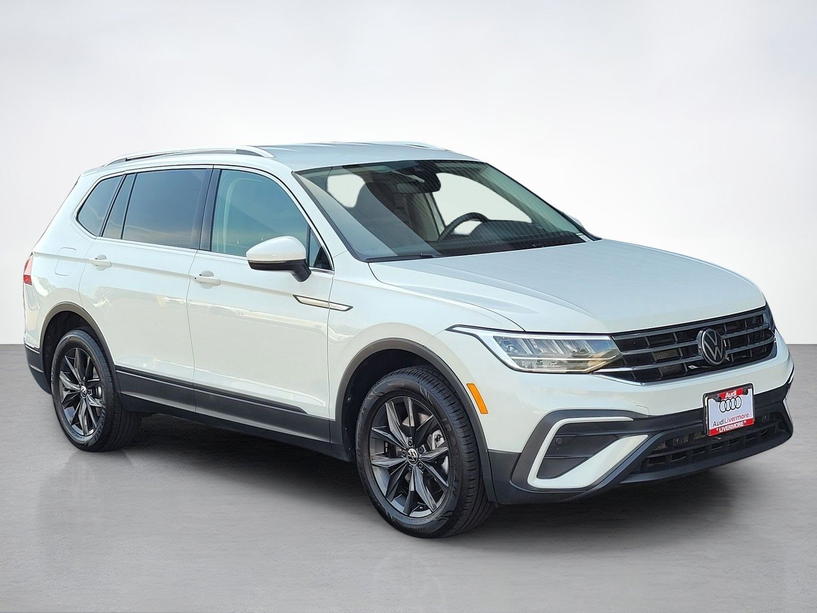 2024 Volkswagen Tiguan 2.0T SE — full photo 8 of 45