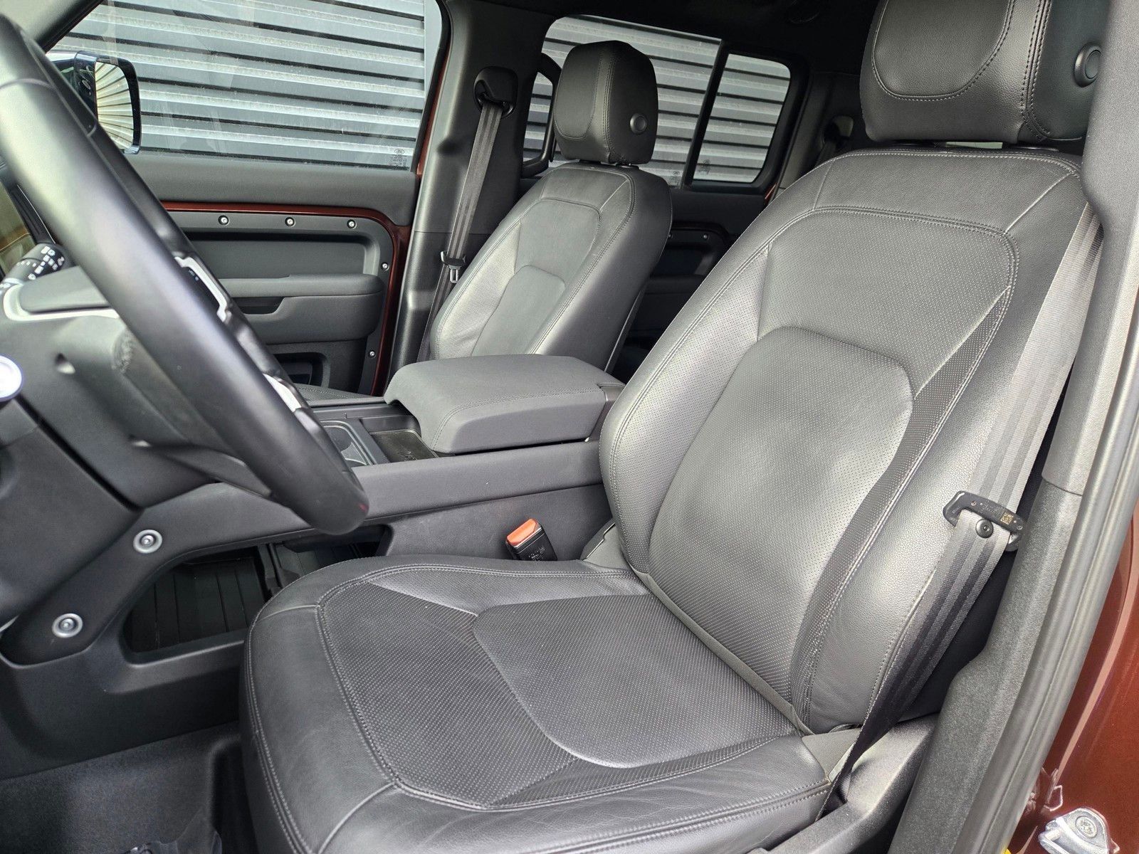 2023 Land Rover Defender 130 SE — foto completa 20 de 45