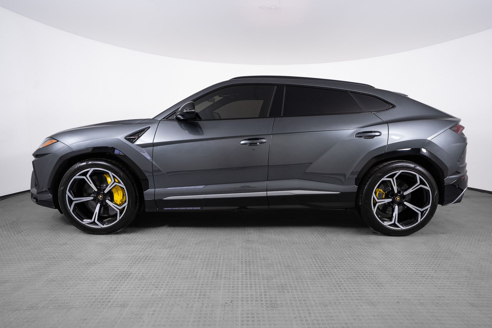 2020 Lamborghini Urus Base — full photo 2 of 53