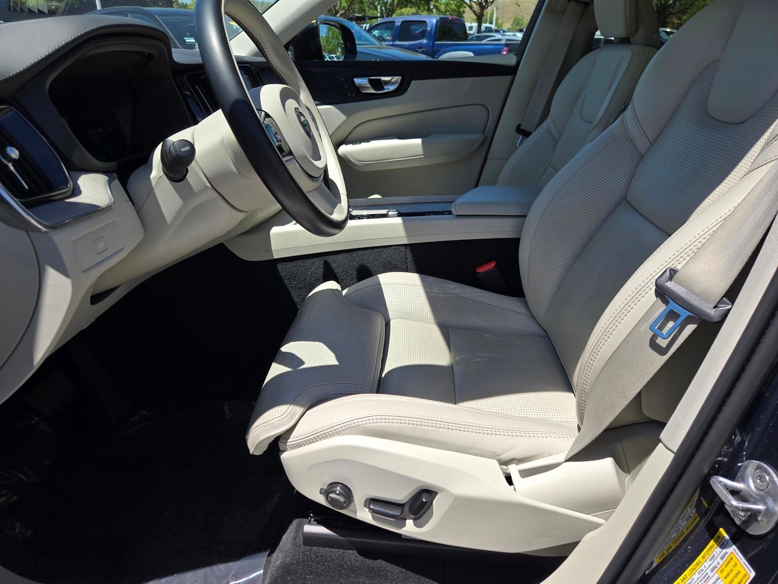 2023 Volvo XC60 B5 Ultimate Dark Theme — foto completa 25 de 45