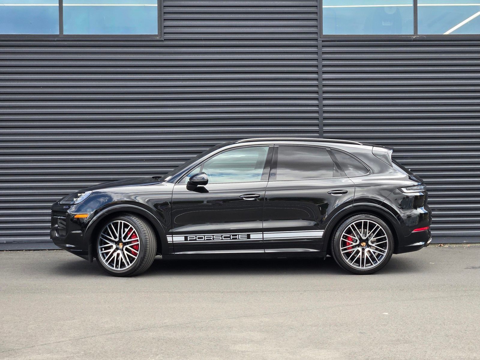 2026 Porsche Cayenne GTS — full photo 2 of 27