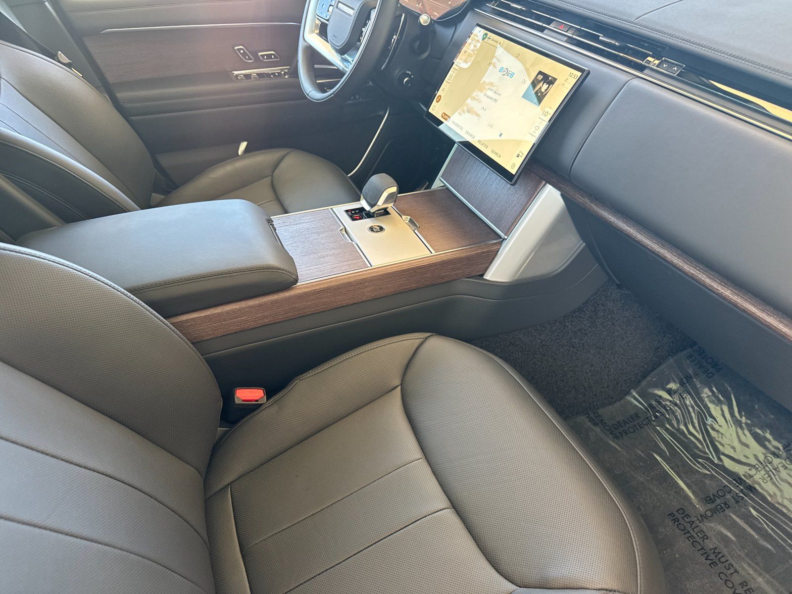 2025 Land Rover Range Rover SE — full photo 16 of 30