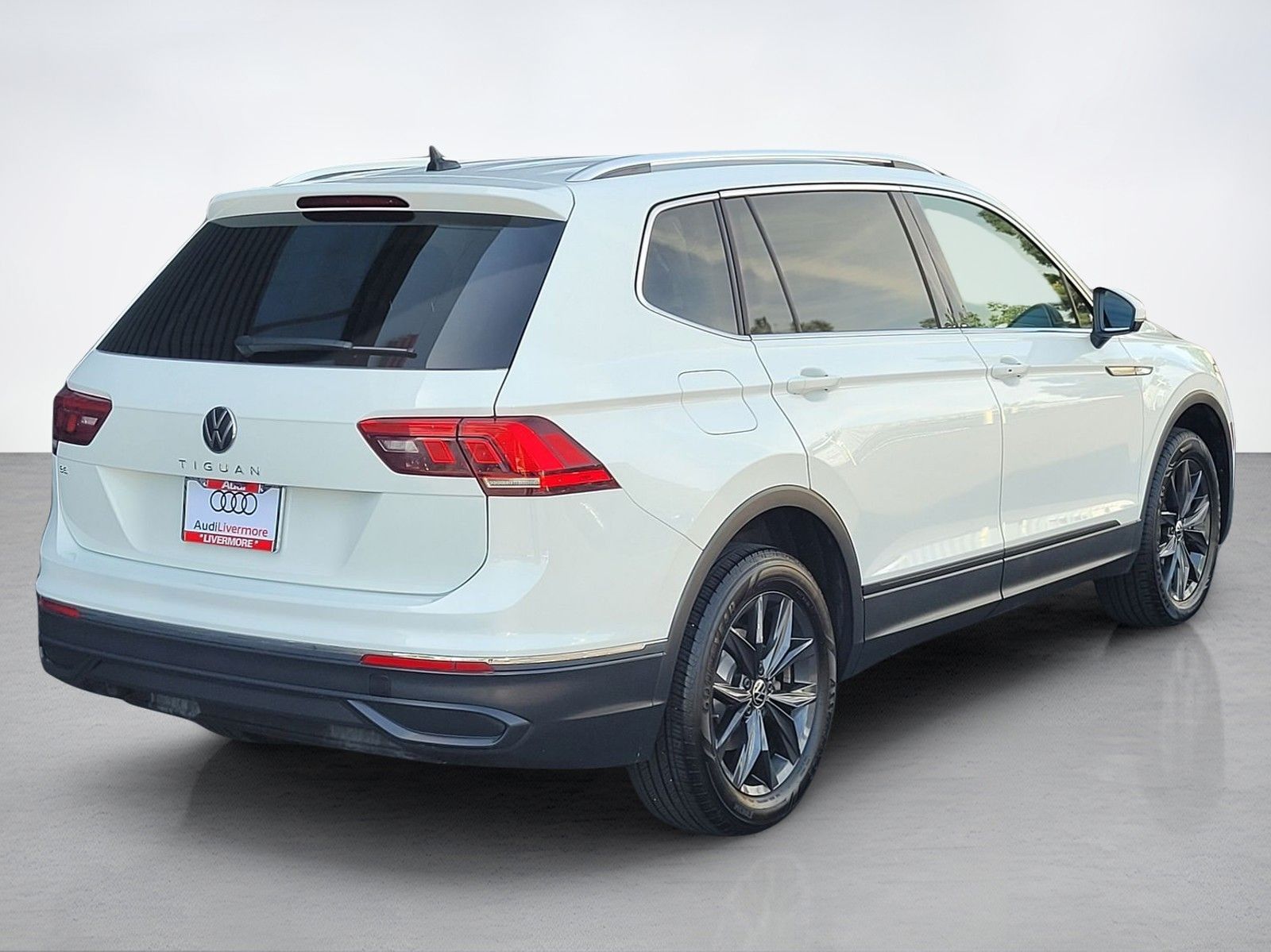 2024 Volkswagen Tiguan 2.0T SE — full photo 6 of 45