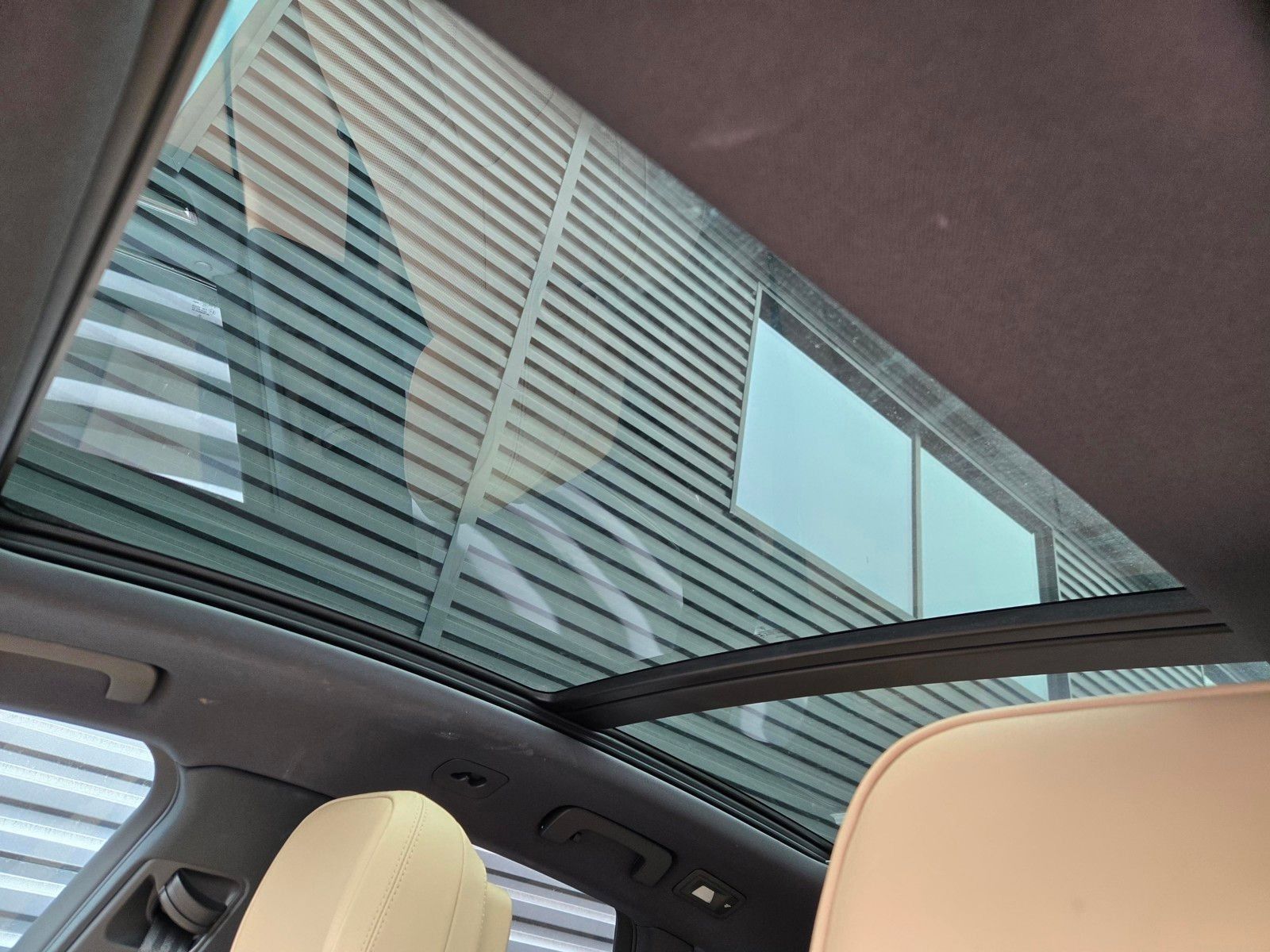 2024 Porsche Macan Base — full photo 20 of 27
