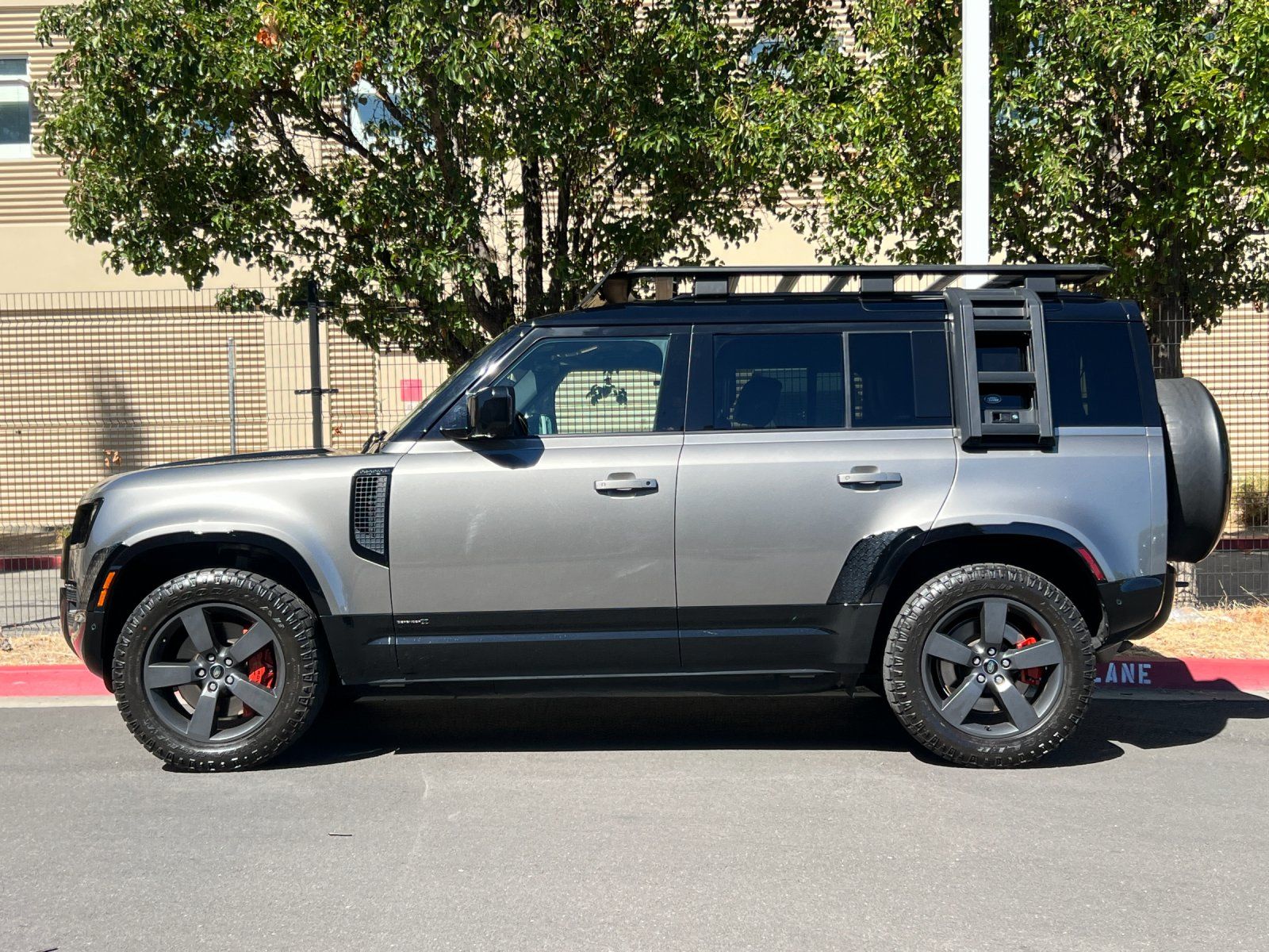 2024 Land Rover Defender 110 X — full photo 2 of 29