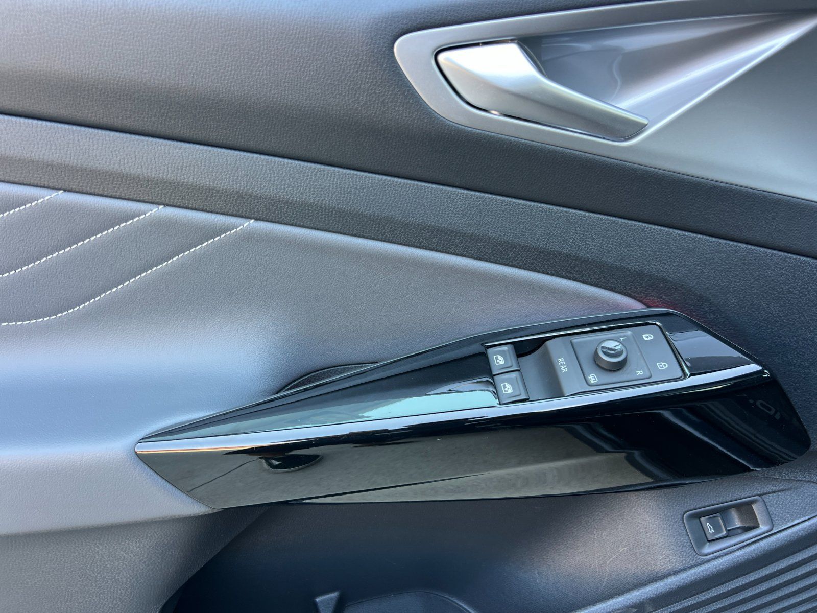 2023 Volkswagen ID.4 S — full photo 11 of 29