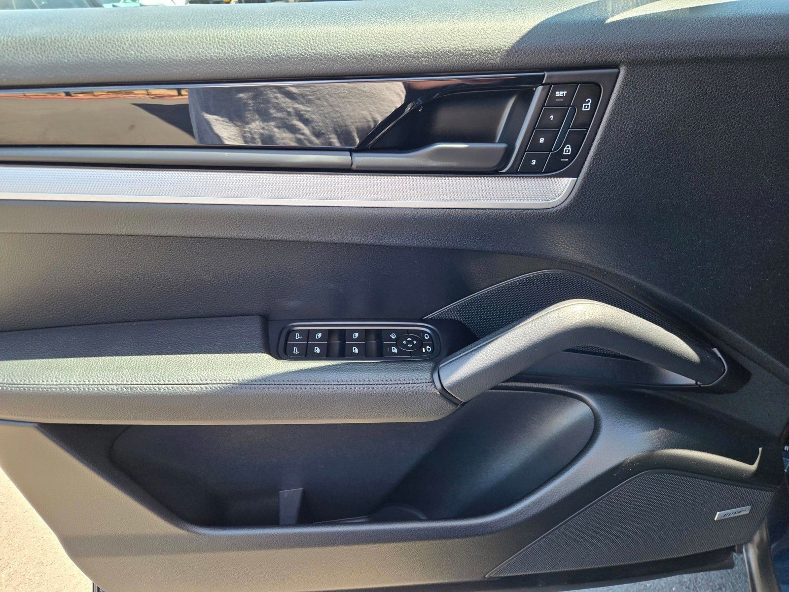 2025 Porsche Cayenne Base — full photo 17 of 45