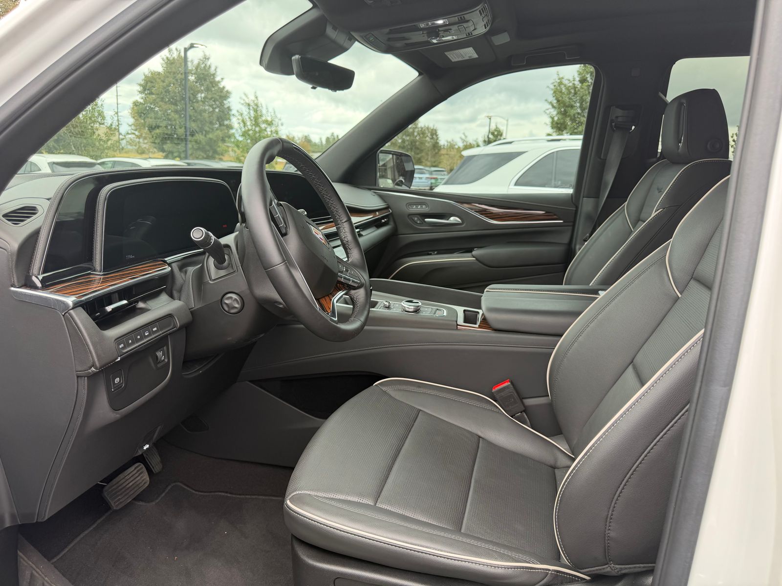 2024 Cadillac Escalade Premium Luxury — full photo 5 of 7