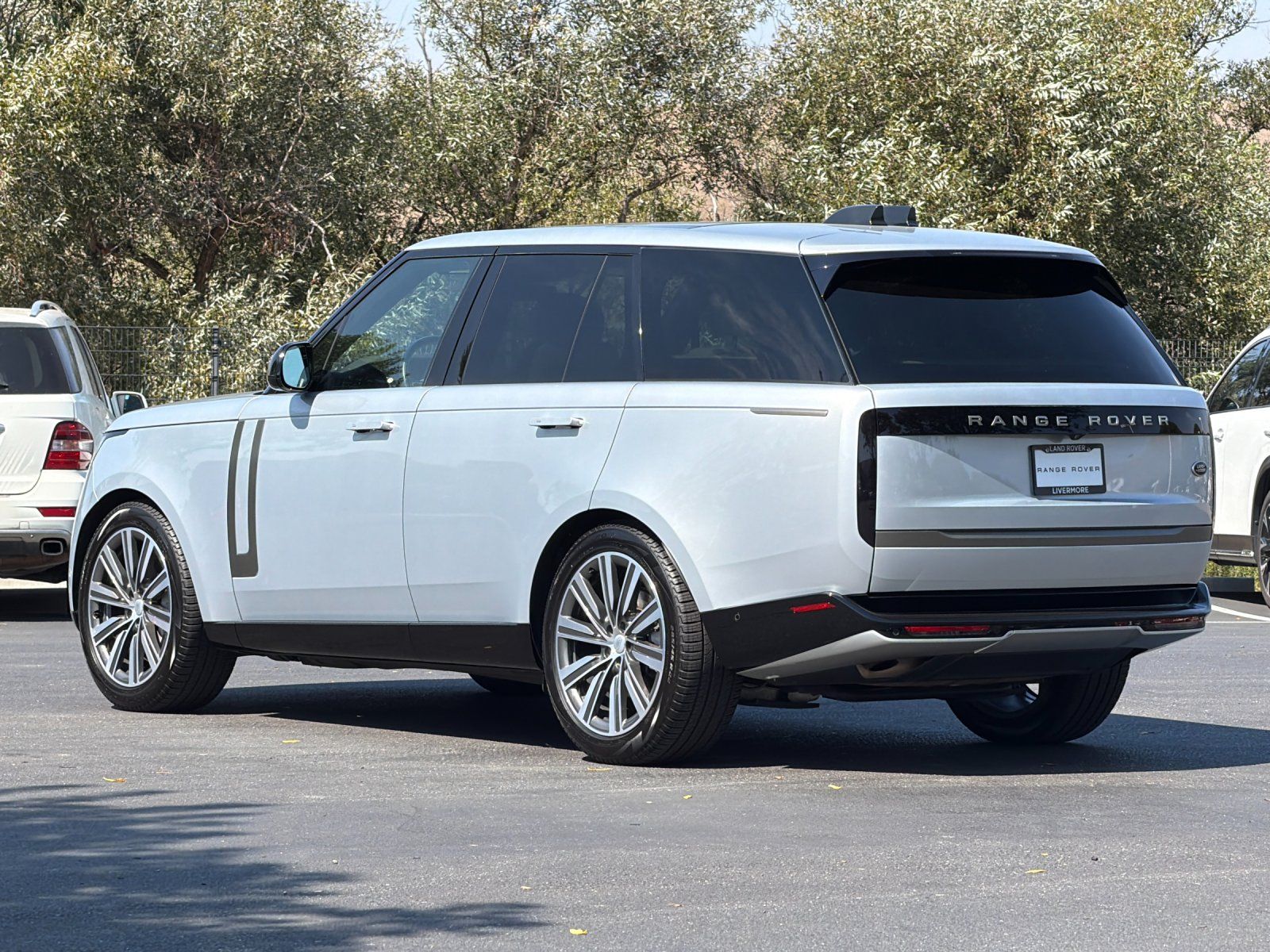 2023 Land Rover Range Rover SE — full photo 3 of 28