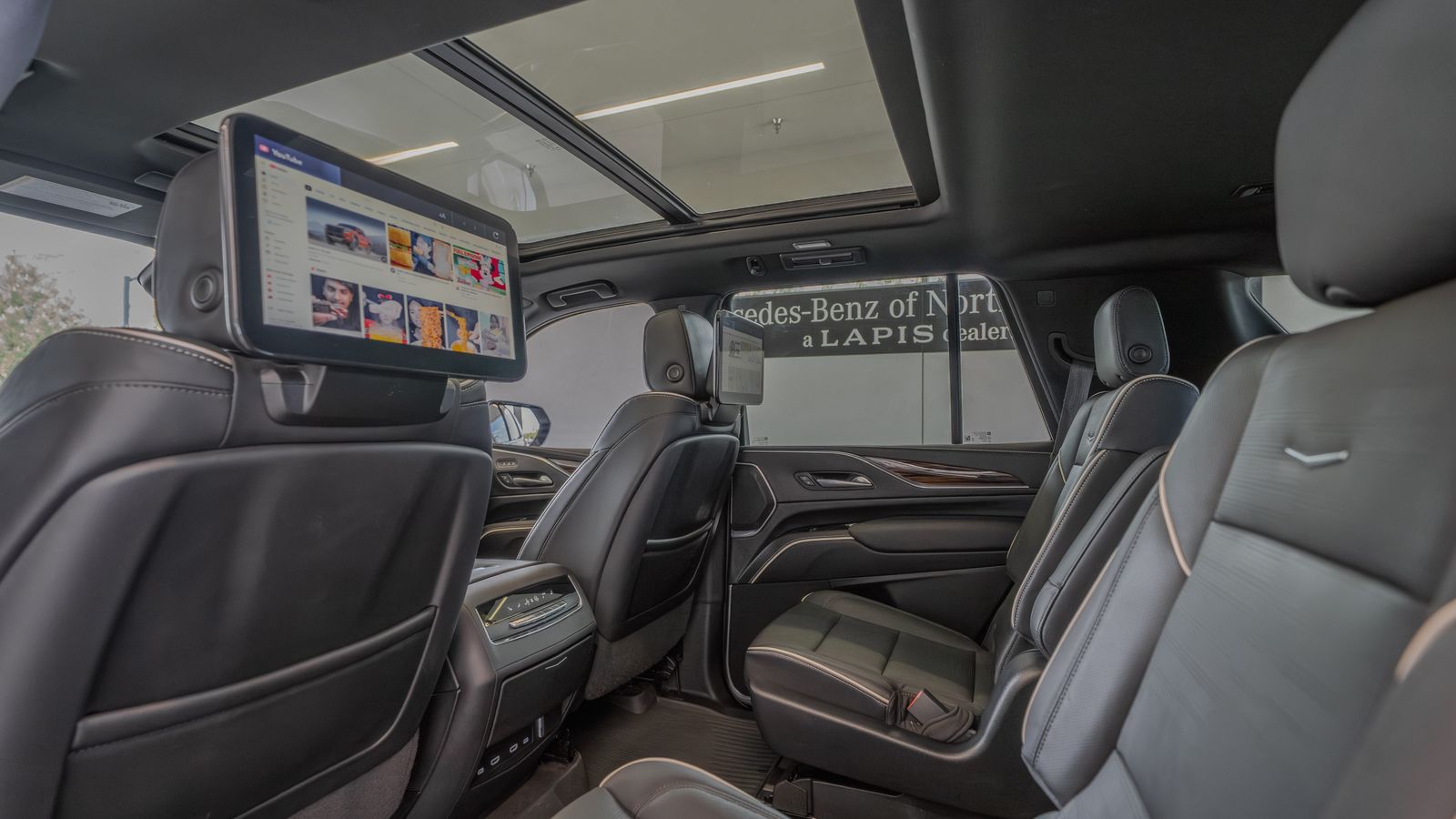 2023 Cadillac Escalade Premium Luxury — full photo 26 of 35