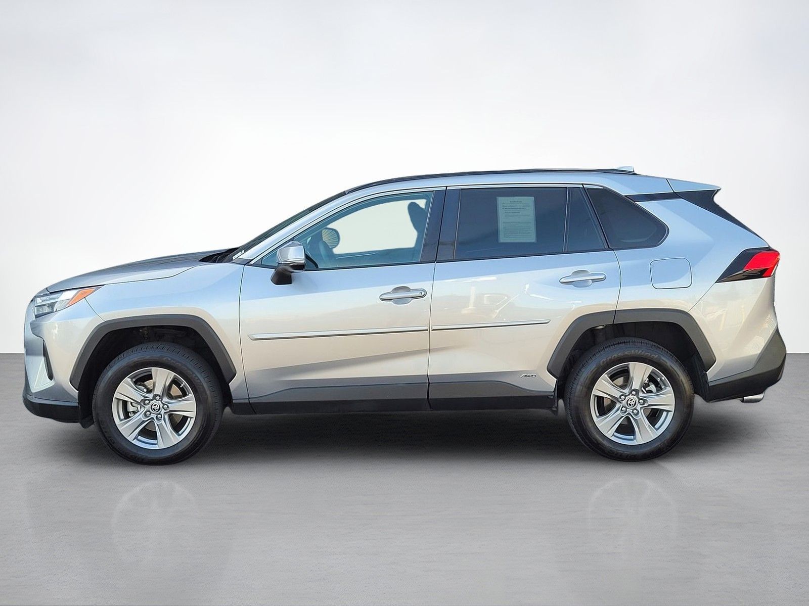 2023 Toyota RAV4 Hybrid LE — foto completa 3 de 45
