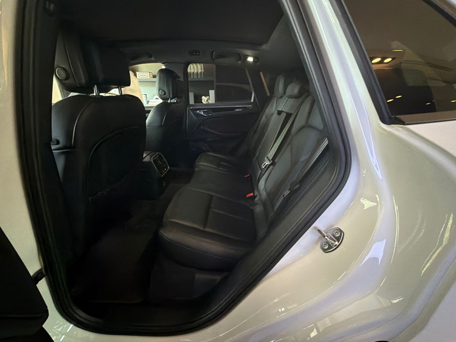 2024 Porsche Macan Base — full photo 9 of 10