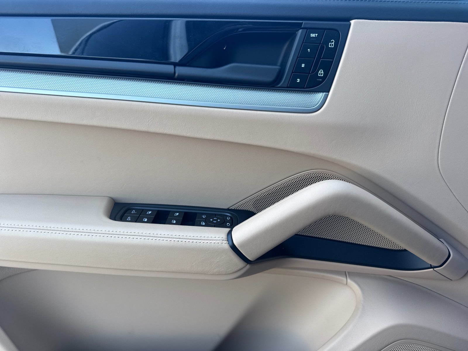 2026 Porsche Cayenne Coupe Base — full photo 12 of 30