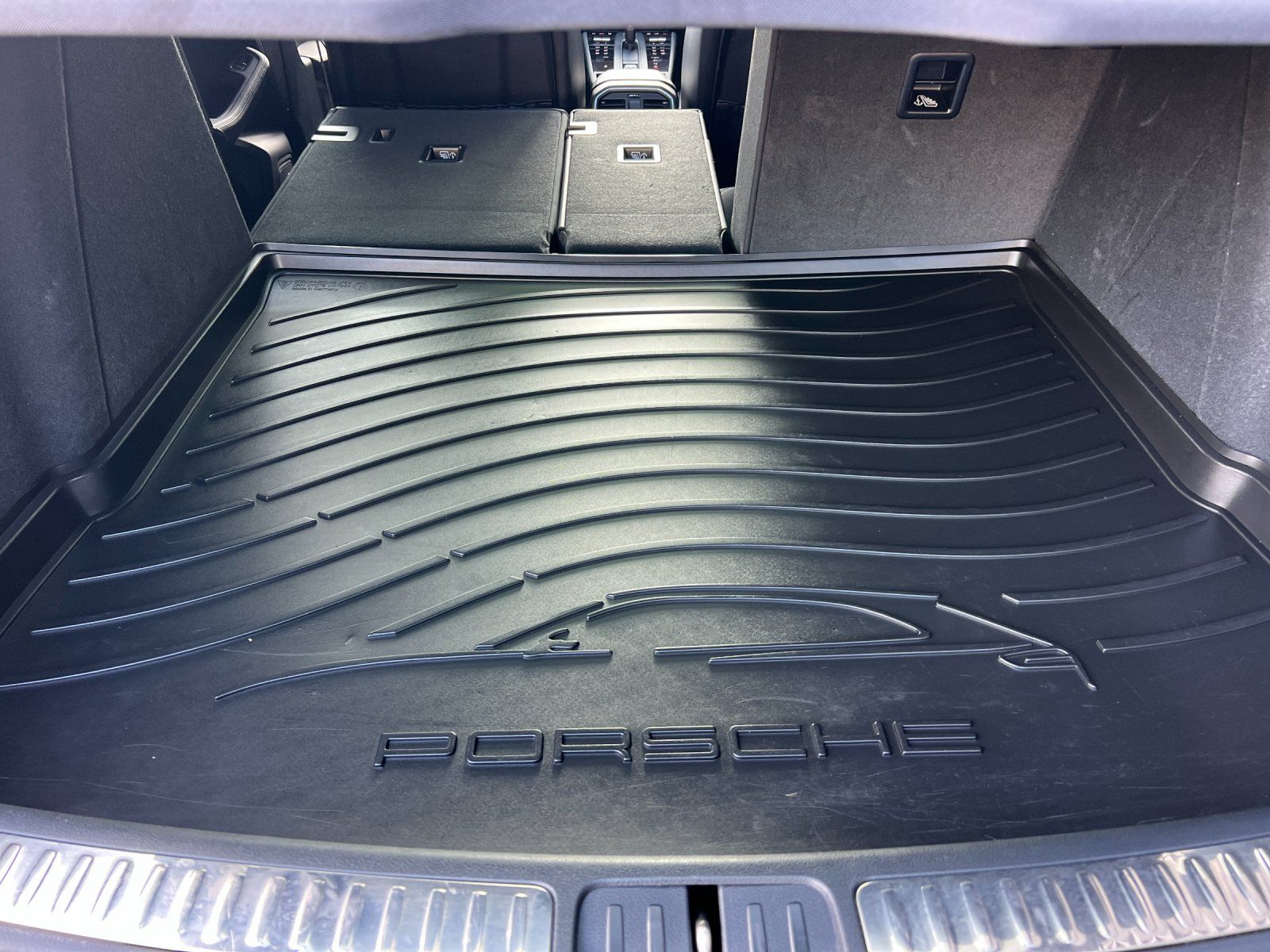 2025 Porsche Macan Base — full photo 15 of 28