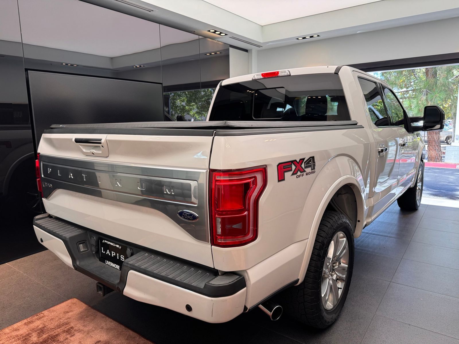 2015 Ford F-150 Platinum — full photo 4 of 10