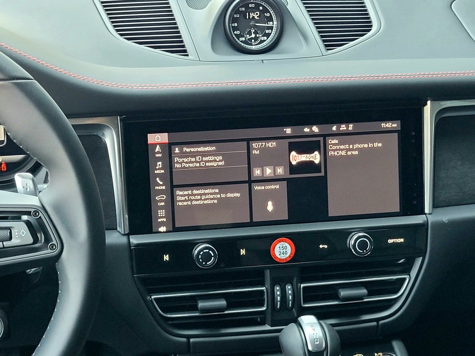 2026 Porsche Macan GTS — full photo 18 of 28
