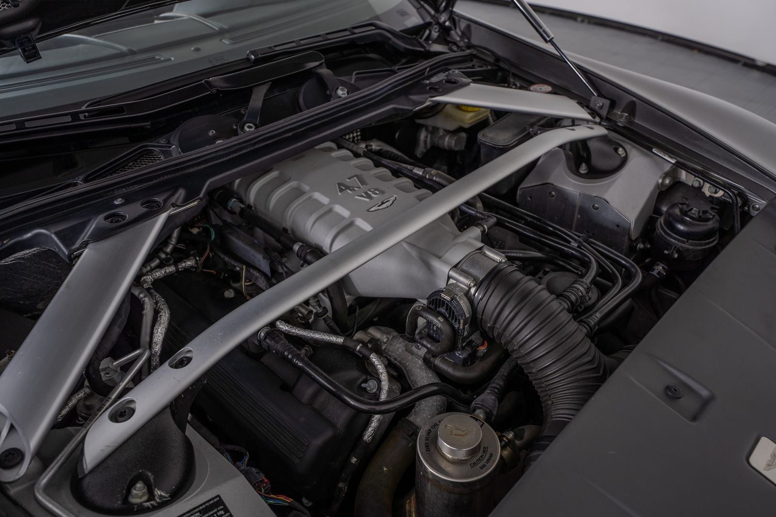 2012 Aston Martin V8 Vantage — foto completa 35 de 49
