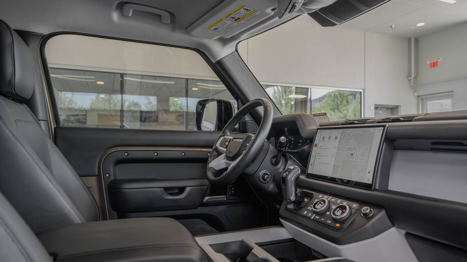 2025 Land Rover Defender 90 S — foto completa 18 de 33