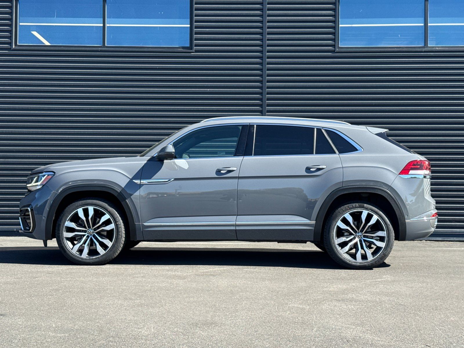 2021 Volkswagen Atlas Cross Sport 3.6L V6 SEL Premium R-Line — full photo 2 of 28