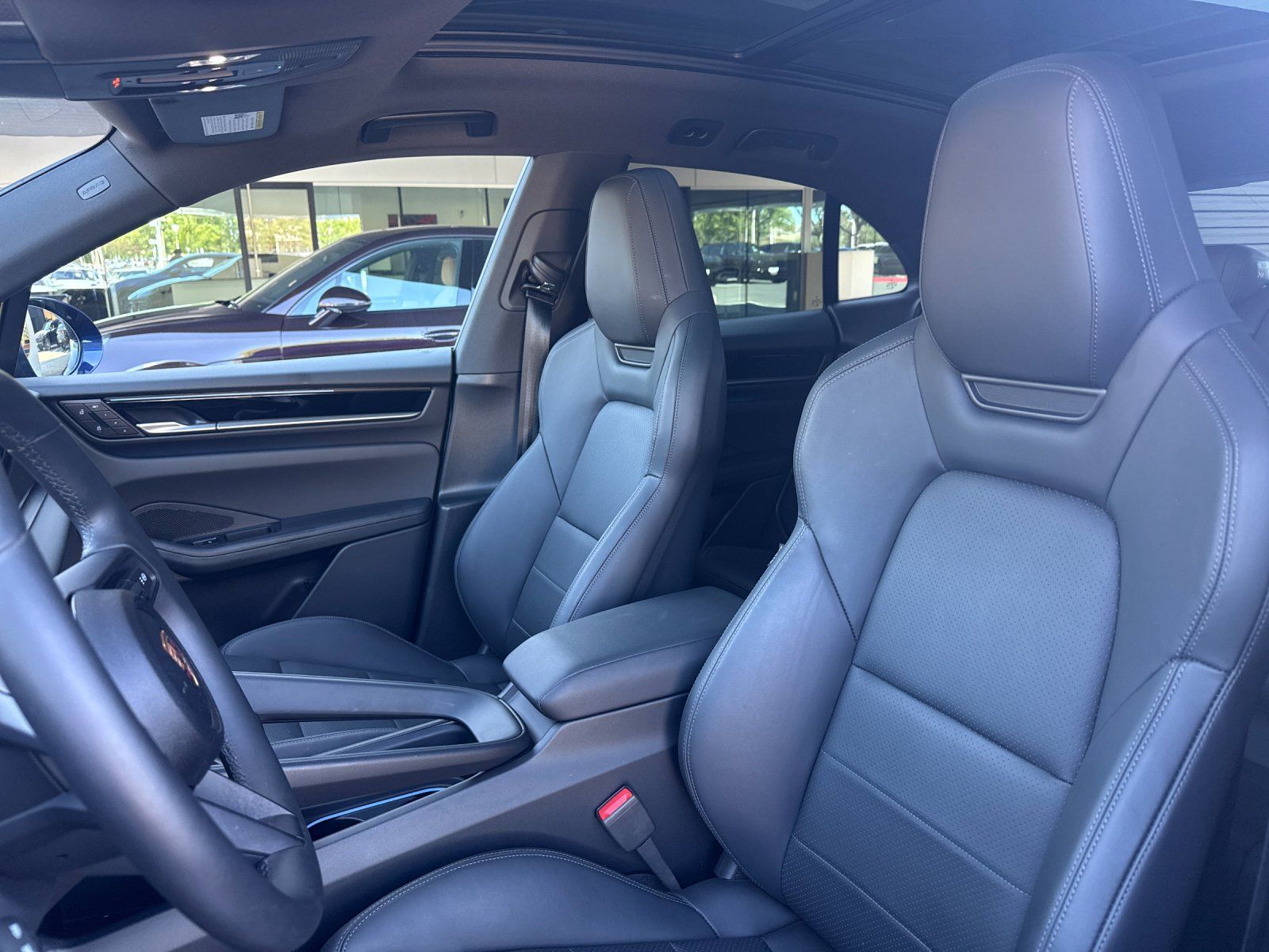 2025 Porsche Macan Electric 4 — full photo 5 of 28
