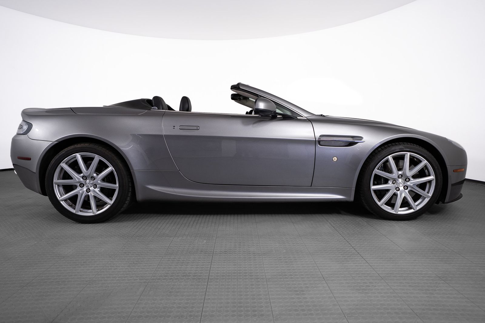 2012 Aston Martin V8 Vantage — full photo 6 of 50
